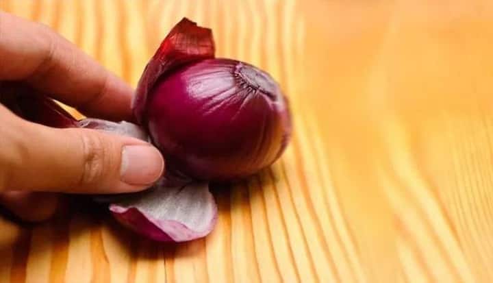 ਚਿਹਰੇ ਦੇ ਦਾਗ-ਧੱਬੇ ਦੂਰ ਕਰਨ ਲਈ: ਜੇ ਤੁਸੀਂ ਆਪਣੇ ਚਿਹਰੇ ਦੇ ਦਾਬ-ਧੱਬਿਆਂ ਤੋਂ ਪ੍ਰੇਸ਼ਾਨ ਹੋ, ਤਾਂ ਇਸ ਦੇ ਲਈ ਤੁਸੀਂ ਪਿਆਜ਼ ਦੇ ਰਸਭਰੇ ਛਿਲਕੇ ਦਾ ਇਸਤੇਮਾਲ ਕਰੋ। ਪਿਆਜ਼ ਦੇ ਛਿਲਕੇ ਵਿੱਚ ਥੋੜ੍ਹੀ ਜਿਹੀ ਹਲਦੀ ਲਗਾਓ ਤੇ ਇਸ ਨੂੰ ਦਾਗ ਵਾਲੀ ਥਾਂ 'ਤੇ ਲਾਓ। ਇਹ ਤੁਹਾਡੇ ਚਿਹਰੇ ਦੇ ਦਾਗ-ਧੱਬਿਆਂ ਨੂੰ ਬਹੁਤ ਜਲਦੀ ਸਾਫ ਕਰ ਦੇਵੇਗਾ।