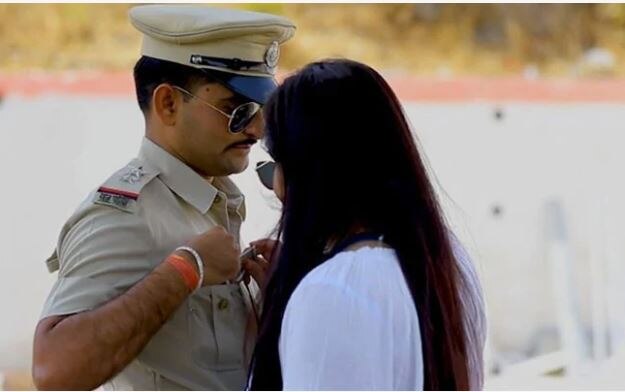 police cops upset over a policeman taking bribe from fiancee in pre wedding video ਥਾਣੇਦਾਰ ਨੇ ਹੋਣ ਵਾਲੀ ਪਤਨੀ ਤੋਂ ਲਈ 'ਰਿਸ਼ਵਤ', ਨੋਟਿਸ ਜਾਰੀ