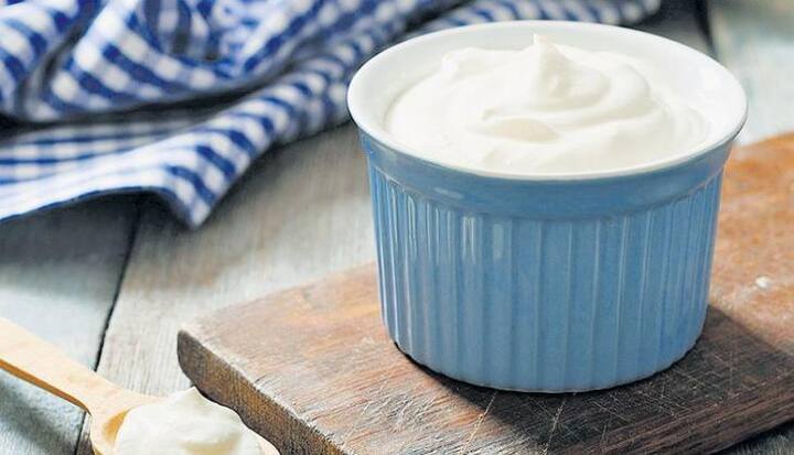 ਇਸ ਬਾਰੇ ਫਿਜ਼ੀਸ਼ੀਅਨ ਕਮੇਟੀ ਫਾਰ ਰਿਸਪਾਂਸੀਬਲ ਮੈਡੀਸਨ ਦਾ ਕਹਿਣਾ ਹੈ ਕਿ 'ਦਹੀ ਵਿੱਚ ਗੈਲੈਕਟੋਜ਼ ਨਾਂ ਦੀ ਇਕ ਸ਼ੂਗਰ ਹੁੰਦੀ ਹੈ ਜੋ ਲੈਕਟੋਜ਼ ਤੋਂ ਬਣਦੀ ਹੈ। ਇਸ ਨਾਲ ਅੰਡਕੋਸ਼ (ਓਵੇਰੀਅਨ) ਦੇ ਕੈਂਸਰ ਦਾ ਦਾ ਖ਼ਤਰਾ ਹੁੰਦਾ ਹੈ।'