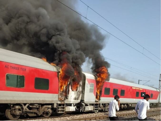 Fire breaks out in Telangana Express, passengers safe ਦਿੱਲੀ ਜਾ ਰਹੀ ਟ੍ਰੇਨ ‘ਚ ਲੱਗੀ ਅੱਗ, ਯਾਤਰੀ ਸੁਰੱਖਿਅਤ