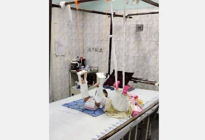 ਦੁਨੀਆ ‘ਚ ਕਈ ਤਰ੍ਹਾਂ ਦੇ ਰਿਸ਼ਤੇ ਹਨ ਜਿਨ੍ਹਾਂ ‘ਚ ਕਿਸੇ ਨਾ ਕਿਸੇ ਵਸਤੂ ਜਾਂ ਕਿਸੇ ਵੀ ਇਨਸਾਨ ਨਾਲ ਸਾਡਾ ਵੱਖਰਾ ਹੀ ਰਿਸ਼ਤਾ ਬਣ ਜਾਂਦਾ ਹੈ। ਕੁਝ ਅਜਿਹਾ ਹੀ ਵੱਖਰਾ ਰਿਸ਼ਤਾ ਇੱਕ 11 ਮਹੀਨੇ ਦੀ ਮਾਸੂਮ ਬੱਚੀ ਦਾ ਆਪਣੀ ਗੁੱਡੀ ਨਾਲ ਵੀ ਹੈ।