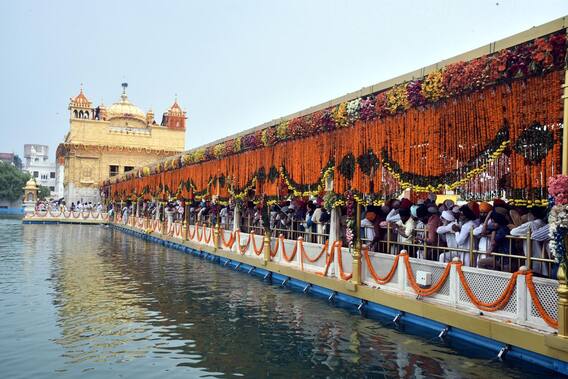 ਪ੍ਰਕਾਸ਼ ਪੁਰਬ ਸਬੰਧੀ ਹਰਿਮੰਦਰ ਸਾਹਿਬ 'ਚ ਫੁੱਲਾਂ ਦੀ ਅਲੌਕਿਕ ਸਜਾਵਟ, ਨਗਰ ਕੀਰਤਨ ਭਲਕੇ