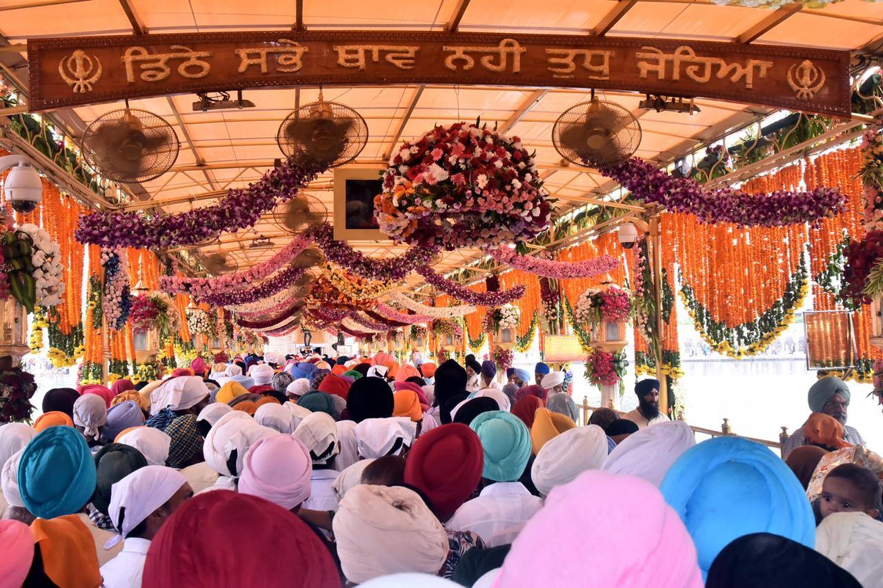 ਪ੍ਰਕਾਸ਼ ਪੁਰਬ ਸਬੰਧੀ ਹਰਿਮੰਦਰ ਸਾਹਿਬ 'ਚ ਫੁੱਲਾਂ ਦੀ ਅਲੌਕਿਕ ਸਜਾਵਟ, ਨਗਰ ਕੀਰਤਨ ਭਲਕੇ