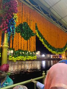 ਪ੍ਰਕਾਸ਼ ਪੁਰਬ ਸਬੰਧੀ ਹਰਿਮੰਦਰ ਸਾਹਿਬ \'ਚ ਫੁੱਲਾਂ ਦੀ ਖ਼ੂਬਸੂਰਤ ਸਜਾਵਟ, ਵੇਖੋ ਤਸਵੀਰਾਂ