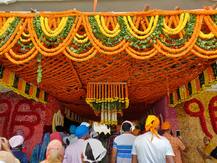 ਪ੍ਰਕਾਸ਼ ਪੁਰਬ ਸਬੰਧੀ ਹਰਿਮੰਦਰ ਸਾਹਿਬ \'ਚ ਫੁੱਲਾਂ ਦੀ ਖ਼ੂਬਸੂਰਤ ਸਜਾਵਟ, ਵੇਖੋ ਤਸਵੀਰਾਂ