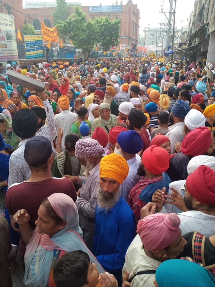 ਅੱਜ ਗੁਰੂ ਪੂਰਬ ਸਾਹਿਬ ਪ੍ਰਕਾਸ਼ ਪੂਰਬ ਮੌਕੇ ਗੁਰੂਦੁਆਰਾ ਰਾਮਸਰ ਸਾਹਿਬ ਤੋਂ ਵਿਸ਼ਾਲ ਅਲੌਕਿਕ ਨਗਰ ਕੀਰਤਨ ਸੱਚਖੰਡ ਸ਼੍ਰੀ ਹਰਿਮੰਦਰ ਸਾਹਿਬ ਲਈ ਸਜਾਇਆ ਗਿਆ।