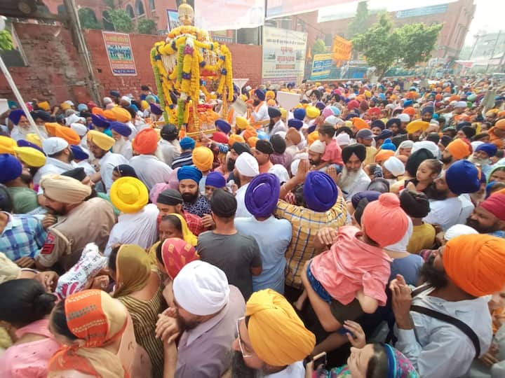 ਇਸ ਮੌਕੇ ਵੱਡੀ ਗਿਣਤੀ ‘ਚ ਸਿੱਖ ਸੰਗਤਾਂ, ਸਮੂਹ ਜੱਥੇਬੰਦੀਆਂ ਨੇ ਨਗਰ ਕੀਰਤਨ ‘ਚ ਸ਼ਮੂਲੀਅਤ ਕੀਤੀ।