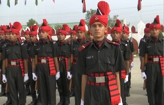 ਇਨ੍ਹਾਂ ਨੌਜਵਾਨਾਂ ਨੂੰ ਸੂਬੇ ਦੇ ਵੱਖ-ਵੱਖ ਵਿਭਾਗਾਂ ਵਿੱਚ ਨੌਕਰੀਆਂ ਦਿੱਤੀਆਂ ਜਾਣਗੀਆਂ। ਧਾਰਾ 370 ਦੇ ਹਟਾਏ ਜਾਣ ਤੋਂ ਬਾਅਦ ਫੌਜ ਦੇ ਜਵਾਨ ਸੂਬੇ ਵਿਚ ਸ਼ਾਂਤੀ ਬਣਾਈ ਰੱਖਣ ਲਈ ਡਟੇ ਹੋਏ ਹਨ।