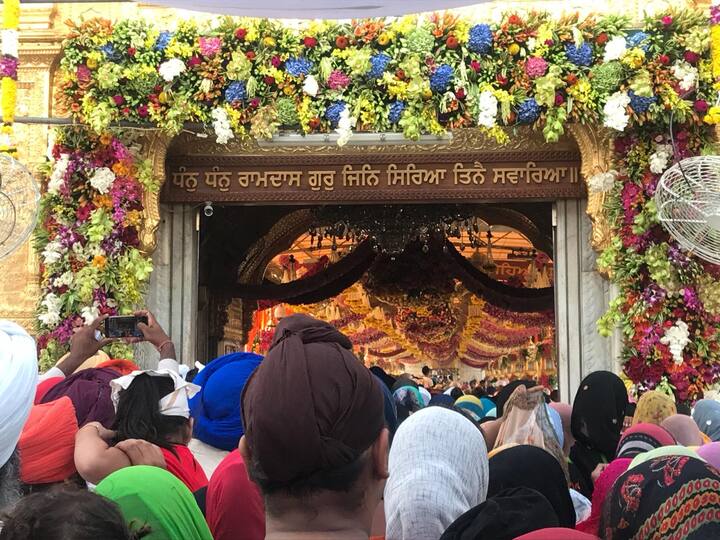 ਜਲੌ ਵਿੱਚ ਸੰਗਤ ਨੂੰ ਸ੍ਰੀ ਦਰਬਾਰ ਸਾਹਿਬ ਦੇ ਤੋਸ਼ੇ ਖਾਨੇ ’ਚ ਸੁਰੱਖਿਅਤ ਬੇਸ਼ਕੀਮਤੀ ਵਸਤੂਆਂ ਦੇ ਦਰਸ਼ਨ ਕਰਾਏ ਗਏ। 