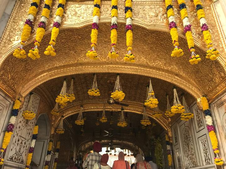 ਸ਼੍ਰੋਮਣੀ ਗੁਰਦੁਆਰਾ ਪ੍ਰਬੰਧਕ ਕਮੇਟੀ ਦੇ ਸਹਿਯੋਗ ਨਾਲ ਗੁਰੂ ਘਰ ਦੇ ਸ਼ਰਧਾਲੂਆਂ ਵੱਲੋਂ ਸ੍ਰੀ ਦਰਬਾਰ ਸਾਹਿਬ ਸਮੂਹ ਵਿਖੇ ਰੰਗ-ਬਿਰੰਗੇ ਦੇਸੀ ਤੇ ਵਿਦੇਸ਼ੀ ਫੁੱਲਾਂ ਦੀ ਸ਼ਾਨਦਾਰ ਸਜਾਵਟ ਦਾ ਵੀ ਸੰਗਤ ਨੇ ਭਰਪੂਰ ਅਨੰਦ ਮਾਣਿਆ।