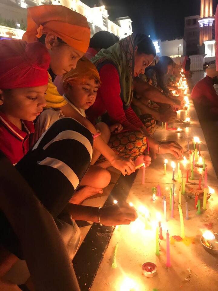 ਅੰਮ੍ਰਿਤਸਰ: ਸ੍ਰੀ ਗੁਰੂ ਗ੍ਰੰਥ ਸਾਹਿਬ ਜੀ ਦੇ ਪਹਿਲੇ ਪ੍ਰਕਾਸ਼ ਪੁਰਬ ਦੇ ਸਬੰਧ ਵਿੱਚ ਸੱਚਖੰਡ ਸ੍ਰੀ ਹਰਿਮੰਦਰ ਸਾਹਿਬ ਵਿਖੇ ਸੁੰਦਰ ਦੀਪਮਾਲਾ ਕੀਤੀ ਗਈ ਹੈ।