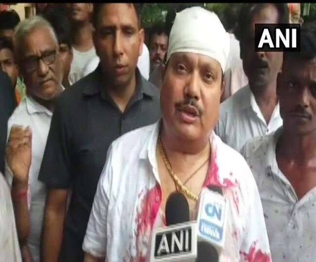 ਬੀਜੇਪੀ ਸਾਂਸਦ 'ਤੇ ਹਮਲਾ, ਕਾਰ ਕੀਤੀ ਚਕਨਾਚੂਰ kolkata tmc workers vandalize bjp mp arjun singh car in bengal ਬੀਜੇਪੀ ਸਾਂਸਦ 'ਤੇ ਹਮਲਾ, ਕਾਰ ਕੀਤੀ ਚਕਨਾਚੂਰ