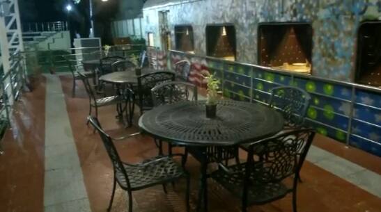 ਇਨ੍ਹਾਂ ਦੇ ਡਿਜ਼ਾਈਨ ਕਿਸੇ ਪੰਜ ਤਾਰਾ ਹੋਟਲ ਤੋਂ ਘੱਟ ਨਹੀਂ। ਇਹ ਪੂਰੀ ਤਰ੍ਹਾਂ ਏਅਰਕੰਡੀਸ਼ਨਡ ਹਨ। 