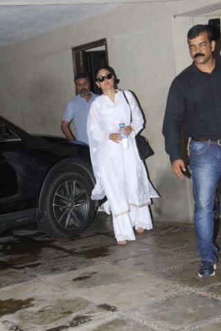 ਕਰੀਨਾ ਕਪੂਰ ਵ੍ਹਾਈਟ ਸੂਟ ‘ਚ ਨਜ਼ਰ ਆਈ। ਕਰੀਨਾ ਇਨ੍ਹਾਂ ਦਿਨੀਂ ਫ਼ਿਲਮ ‘ਅੰਗਰੇਜ਼ੀ ਮੀਡੀਅਮ-2’ ‘ਚ ਨਜ਼ਰ ਆਵੇਗੀ।