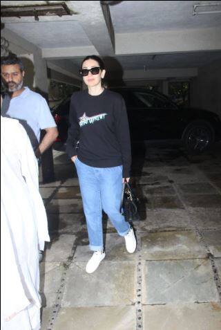 ਇਸ ਦੌਰਾਨ ਕ੍ਰਿਸ਼ਮਾ ਕਪੂਰ ਡੈਨਿਮ ਤੇ ਬਲੇਕ ਟੌਪ ‘ਚ ਨਜ਼ਰ ਆਈ। ਕ੍ਰਿਸ਼ਮਾ ਲੰਬੇ ਸਮੇਂ ਤੋਂ ਫ਼ਿਲਮੀ ਦੁਨੀਆ ਤੋਂ ਦੂਰ ਹੈ।