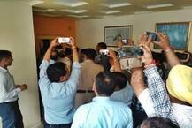 ਲਿਫਟ \'ਚ ਫਸੇ ਮੁੱਖ ਮੰਤਰੀ, ਭਾਰ ਜ਼ਿਆਦਾ ਹੋਣ ਕਰਕੇ ਰੁਕੀ ਲਿਫਟ