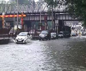 Heavy rain lashes Mumbai, suburbs; schools to remain closed ਭਾਰੀ ਬਾਰਸ਼ ਮਗਰੋਂ ਮੌਸਮ ਵਿਭਾਗ ਵੱਲੋਂ ਆਰੇਂਜ ਅਲਰਟ