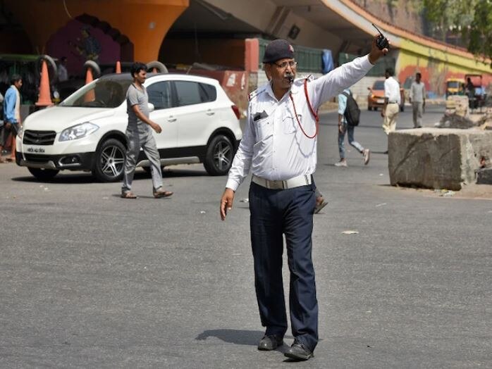 delhi-police-personals-have-to-pay-double-fine-if-they-break-traffic-rules ਟ੍ਰੈਫਿਕ ਨਿਯਮ ਤੋੜਣ ਵਾਲੇ ਪੁਲਿਸ ਅਧਿਕਾਰੀਆਂ ਨੂੰ ਭਰਨਾ ਪਵੇਗਾ ਦੁੱਗਣਾ ਜ਼ੁਰਮਾਨਾ