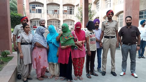 ਲੁਟੇਰੀਆਂ ਦੁਲਹਨਾਂ ਦਾ ਗਰੁੱਪ ਚੜ੍ਹਿਆ ਪੁਲਿਸ ਦੇ ਹੱਥੇ, ਚਾਰ ਮਹਿਲਾਵਾਂ ਸਣੇ ਛੇ ਗ੍ਰਿਫ਼ਤਾਰ ਲੁਟੇਰੀਆਂ ਦੁਲਹਨਾਂ ਦਾ ਗਰੁੱਪ ਚੜ੍ਹਿਆ ਪੁਲਿਸ ਦੇ ਹੱਥੇ, ਚਾਰ ਮਹਿਲਾਵਾਂ ਸਣੇ ਛੇ ਗ੍ਰਿਫ਼ਤਾਰ