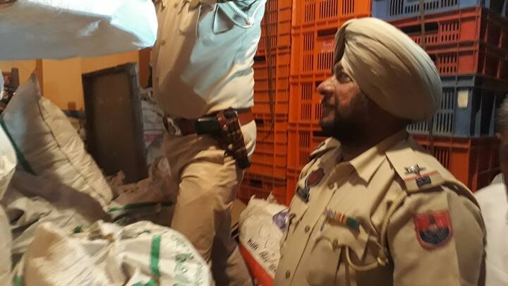 ਇਸ ਗੁਦਾਮ ਵਿੱਚ ਭਾਰੀ ਮਾਤਰਾ ਵਿੱਚ ਪਟਾਕੇ ਰੱਖੇ ਗਏ ਹਨ। ਜਾਂਚ ਕਰ ਰਹੇ ਪੁਲੀਸ ਅਧਿਕਾਰੀਆਂ ਨੇ ਭਾਰੀ ਮਾਤਰਾ 'ਚ ਪਟਾਕੇ ਬਰਾਮਦ ਕੀਤੇ।