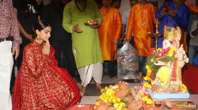 ਸੋਨਮ ਕਪੂਰ ਨੇ ਇਸ ਪੂਜਾ ਦੇ ਲਈ ਫੈਸ਼ਨ ਡਿਜ਼ਾਇਨਰ ਮਸਾਬਾ ਦਾ ਖੂਬਸੂਰਤ ਆਉਟਫਿਟ ਪਾਇਆ ਸੀ।