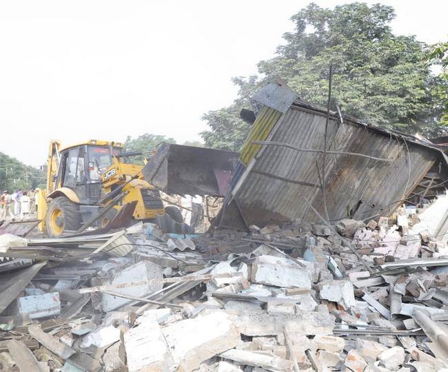 glada take action on shops near jamalpur on 6 september ਨਾਜਾਇਜ਼ ਉਸਾਰੀਆਂ ’ਤੇ ਚੱਲਿਆ ਗਲਾਡਾ ਦਾ ਬੁਲਡੋਜ਼ਰ, ਦੁਕਾਨਦਾਰਾਂ ਦਾ ਲੱਖਾਂ ਦਾ ਸਾਮਾਨ ਬਰਬਾਦ