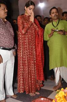 ਸੋਨਮ ਨੇ ਕੀਤੇ ਬੱਪਾ ਦੇ ਦਰਸ਼ਨ, ਪੂਜਾ ਤੋਂ ਬਾਅਦ ਮੰਗੀ ਦੁਆ, ਵੇਖੋ ਤਸਵੀਰਾਂ