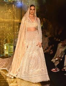 ਦੁਲਹਨ ਦੇ ਲਿਬਾਸ ‘ਚ ਰੈਂਪ ‘ਤੇ ਉੱਤਰੀ ਦੀਪਿਕਾ ਪਾਦੁਕੋਨ, ਵੇਖ ਹੈਰਾਨ ਹੋਏ ਲੋਕ