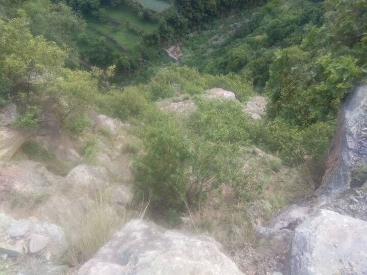 ਗੱਡੀ ਲਗਪਗ 500 ਮੀਟਰ ਡੂੰਗੀ ਖੱਡ ਵਿੱਚ ਡਿੱਗੀ।