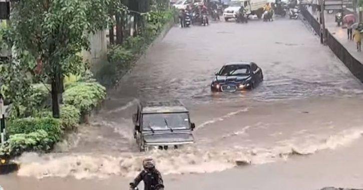 anand-mahindra-reaction-bolero-drives-past-jaguar-in-mumbai-rains-viral-video ਪਾਣੀ ‘ਚ ਫਸੀ ਲਗਜ਼ਰੀ ਜੈਗੁਆਰ, ਕੋਲੋਂ ਤੇਜ਼ ਰਫ਼ਤਾਰ ‘ਚ ਨਿਕਲੀ ਮਹਿੰਦਰਾ ਦੀ ਕਾਰ