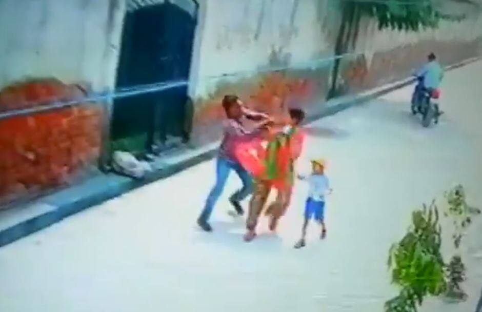 two-motorcycle-borne-assailants-snatched-chain-from-a-woman ਦਿਨ ਦਿਹਾੜੇ ਔਰਤ ਤੋਂ ਖੋਹੀ ਚੇਨ, ਘਟਨਾ ਸੀਸੀਟੀਵੀ ‘ਚ ਕੈਦ