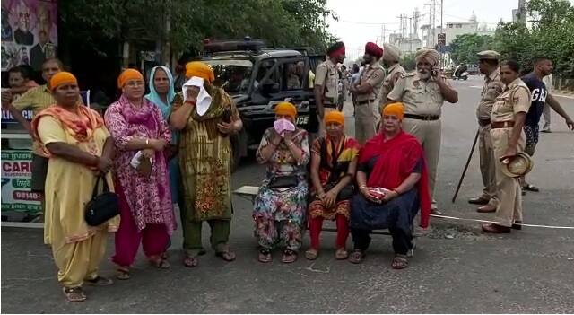 ਕਈ ਜ਼ਿਲ੍ਹਿਆਂ ਵਿੱਚ ਪ੍ਰਸ਼ਾਸਨ ਨੇ ਕੇਬਲ ਆਪਰੇਟਰਾਂ ਨੂੰ ਸੀਰੀਅਲ ਦਾ ਟੈਲੀਕਾਸਟ ਰੋਕਣ ਲਈ ਹੁਕਮ ਦੇ ਦਿੱਤੇ ਹਨ।