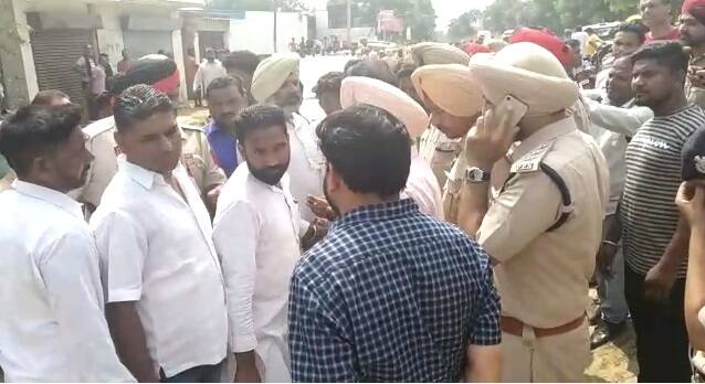 ਇਸ ਦੌਰਾਨ ਗੋਲ਼ੀਆਂ ਵੀ ਚਲਾਈਆਂ ਗਈਆਂ। ਦੁਕਾਨਦਾਰਾਂ ਨੇ ਪ੍ਰਦਰਸ਼ਨਕਾਰੀਆਂ 'ਤੇ ਹਵਾਈ ਫਾਇਰ ਕੀਤੇ। 