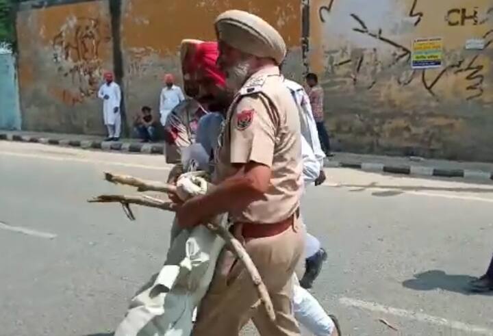 ਬਠਿੰਡਾ: ਆਪਣੀਆਂ ਮੰਗਾਂ ਨੂੰ ਲੈ ਕੇ ਖ਼ਜ਼ਾਨਾ ਮੰਤਰੀ ਮਨਪ੍ਰੀਤ ਸਿੰਘ ਬਾਦਲ ਦੇ ਦਫ਼ਤਰ ਦਾ ਘਿਰਾਓ ਕਰਨ ਜਾ ਰਹੇ ਬੀਐੱਡ ਟੈੱਟ ਪਾਸ ਬੇਰੁਜ਼ਗਾਰ ਯੂਨੀਅਨ ਦੇ ਅਧਿਆਪਕਾਂ ਦੀ ਪੁਲਿਸ ਨਾਲ ਝੜਪ ਹੋ ਗਈ। ਇਸ ਮੌਕੇ ਭਾਰੀ ਗਿਣਤੀ ਵਿੱਚ ਪੁਲਿਸ ਮੁਲਾਜ਼ਮਾਂ ਤਾਇਨਾਤ ਕੀਤੇ ਗਏ ਸਨ।