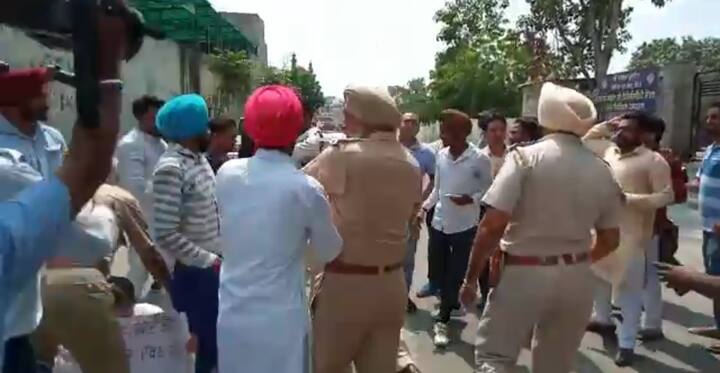 ਉਨ੍ਹਾਂ ਕਿਹਾ ਕਿ ਉਨ੍ਹਾਂ ਨੂੰ ਬੀਐੱਡ ਪਾਸ ਕੀਤੇ ਦੋ ਸਾਲ ਹੋ ਗਏ ਤੇ ਕਈ ਅਧਿਆਪਕ ਓਵਰਏਜ ਹੋ ਗਏ ਪਰ ਨੌਕਰੀ ਦਾ ਕੋਈ ਪਤਾ ਨਹੀਂ।