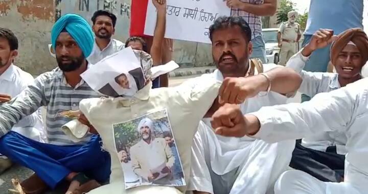 ਕਈ ਅਧਿਆਪਕ ਆਪਣੀਆਂ ਮੰਗਾਂ ਨੂੰ ਲੈ ਕੇ ਟੈਂਕੀਆਂ ਉੱਤੇ ਚੜ੍ਹੇ ਸੀ, ਜਿਸ ਦੇ ਚੱਲਦੇ ਪੁਲਿਸ ਨੇ ਵੱਖ-ਵੱਖ ਧਾਰਾ ਦੇ ਤਹਿਤ ਮਾਮਲੇ ਦਰਜ ਕਰ ਲਏ ਸੀ। ਹੁਣ ਅਧਿਆਪਕਾਂ ਨੇ ਇਹ ਸਾਰੇ ਪਰਚੇ ਰੱਦ ਕਰਨ ਦੀ ਵੀ ਮੰਗ ਰੱਖੀ ਹੈ।