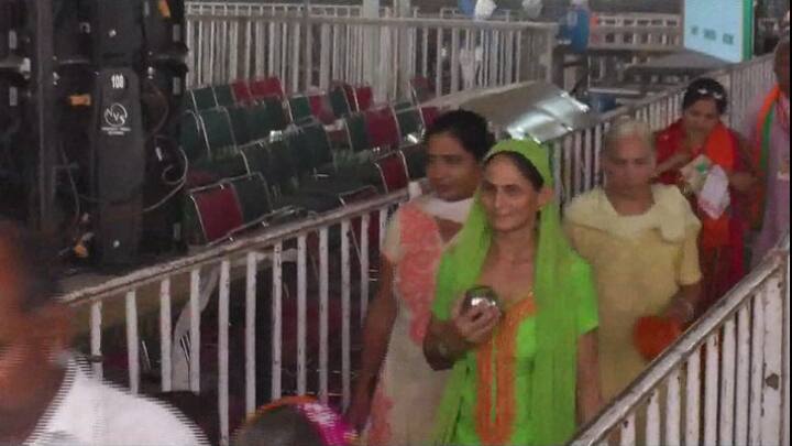 ਰੈਲੀ ਵਿੱਚ ਵਿਸ਼ੇਸ਼ ਤੌਰ 'ਤੇ ਲਿਆਂਦੇ ਮਿੱਟੀ ਦੇ ਘੜਿਆਂ ਤੇ ਗੜਵੀਆਂ ਦੀ ਲੁੱਟ ਮੱਚ ਗਈ।