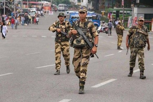 After BJP leaders dhot dead, Situation in Jammu Kashmir again tensed ਕਸ਼ਮੀਰ 'ਚ ਮੁੜ ਵਿਗੜ ਰਹੇ ਹਾਲਾਤ, ਫ਼ਾਰੂਕ ਅਬਦੁੱਲ੍ਹਾ ਨੂੰ ਨਮਾਜ਼ ਪੜ੍ਹਨ ਲਈ ਘਰੋਂ ਬਾਹਰ ਜਾਣ ਤੋਂ ਰੋਕਿਆ