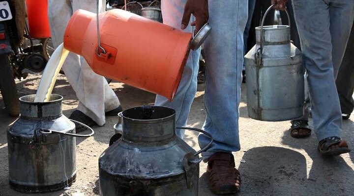 milk costs higher than petrol in pakistan rs 140 per litre 140 ਰੁਪਏ ਲੀਟਰ ਹੋਇਆ ਦੁੱਧ, ਪਾਕਿ 'ਚ ਪੈਟਰੋਲ-ਡੀਜ਼ਲ ਨਾਲੋਂ ਵੀ ਮਹਿੰਗਾ