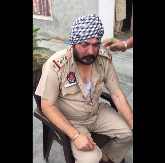 amritsar police a family brutally beaten police   ਨਸ਼ਿਆਂ 'ਤੇ ਛਾਪਾ ਮਾਰਨ ਗਈ ਪੁਲਿਸ ਨੂੰ ਬੁਰੀ ਤਰ੍ਹਾਂ ਕੁੱਟਿਆ, ਸਬ ਇੰਸਪੈਕਟਰ ਦੀ ਪਾੜੀ ਵਰਦੀ