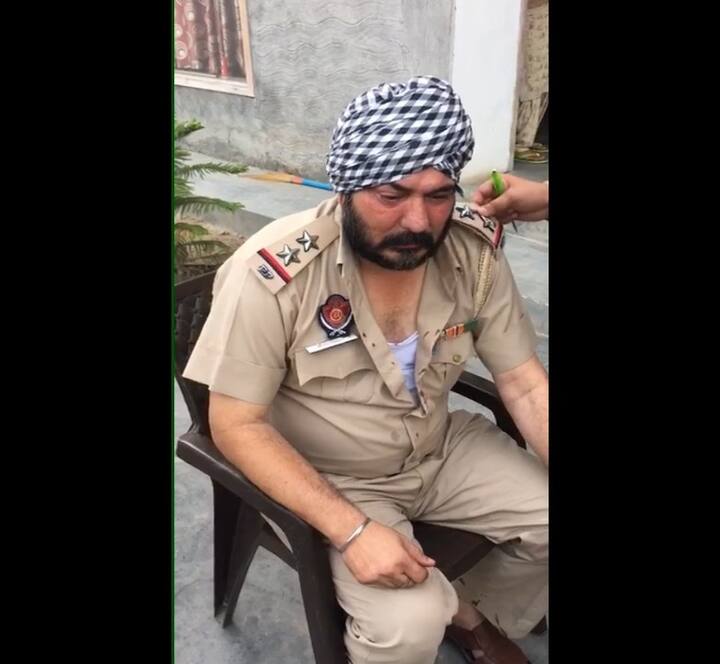 ਪੁਲਿਸ ਨੂੰ ਜਾਨ ਬਚਾਉਣ ਲਈ ਭੱਜਣਾ ਪਿਆ। ਪੁਲਿਸ ਨੇ ਕਿਹਾ ਹੈ ਕਿ ਇਸ ਮਾਮਲੇ ਦੀ ਜਾਂਚ ਕੀਤੀ ਜਾਏਗੀ ਤੇ ਦੋਸ਼ੀਆਂ ਖ਼ਿਲਾਫ਼ ਕਾਰਵਾਈ ਕੀਤੀ ਜਾਏਗੀ। ਉੱਧਰ ਪਰਿਵਾਰ ਨੇ ਕਿਹਾ ਹੈ ਕਿ ਪੁਲਿਸ ਉਨ੍ਹਾਂ 'ਤੇ ਕਾਂਗਰਸ ਪਾਰਟੀ ਦਾ ਹੱਥ ਫੜਨ ਲਈ ਦਬਾਅ ਪਾ ਰਹੀ ਹੈ ਤੇ ਵਾਰ-ਵਾਰ ਉਨ੍ਹਾਂ ਘਰ ਰੇਡ ਕੀਤੀ ਜਾ ਰਹੀ ਹੈ। 