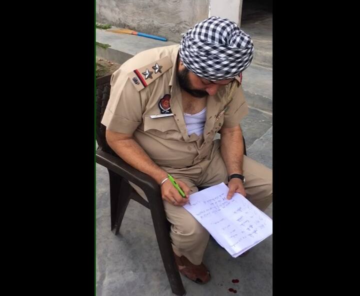 ਲੱਤਾਂ-ਮੁੱਕਿਆਂ ਨਾਲ ਕੁੱਟਮਾਰ ਕਰਨ ਤੋਂ ਬਾਅਦ ਪਰਿਵਾਰ ਨੇ ਸਬ ਇੰਸਪੈਕਟਰ ਨੂੰ ਬੰਧਕ ਬਣਾ ਲਿਆ। ਪੁਲਿਸ ਇੰਸਪੈਕਟਰ ਝਿਲਮਿਲ ਸਿੰਘ ਮੁਤਾਬਕ ਉਨ੍ਹਾਂ ਨੂੰ ਨਸ਼ੇ ਸਬੰਧੀ ਸੂਚਨਾ ਮਿਲੀ ਸੀ। ਇਸ ਪਿੱਛੋਂ ਉਹ ਤੁਰੰਤ ਉੱਥੇ ਪਹੁੰਚੇ ਪਰ ਉਲਟਾ ਉਨ੍ਹਾਂ ਨੂੰ ਮੂੰਹ ਦੀ ਖਾਣੀ ਪਈ।