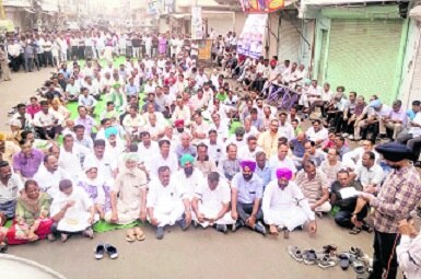 protest against stray cattle ਆਵਾਰਾ ਪਸ਼ੂਆਂ ਦੇ ਕਹਿਰ ਖਿਲਾਫ ਉੱਠ ਖੜ੍ਹੇ ਲੋਕ, ਪਹਿਲੀ ਵਾਰ ਧਰਮ ਦੀਆਂ ਵਲਗਣਾ ਤੋੜ ਹੋਏ ਇੱਕਜੁੱਟ