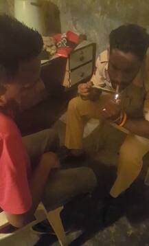 ਨਸ਼ੇੜੀਆਂ \'ਤੇ ਨਕੇਲ ਕੱਸਣ ਵਾਲੀ ਪੁਲਿਸ ਖ਼ੁਦ ਲਾ ਰਹੀ \'ਸੂਟੇ\', ਵੀਡੀਓ ਵਾਇਰਲ