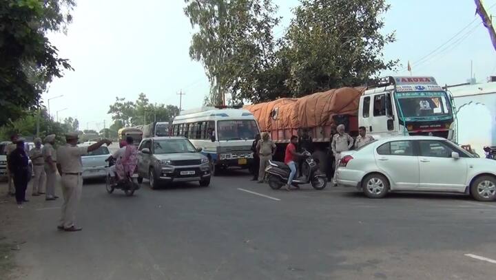 ਇਸ ਜਾਮ ਕਰਕੇ ਸੜਕਾਂ ਦੇ ਦੋਵਾਂ ਪਾਸੇ ਵੱਡੀ ਗਿਣਤੀ ਵਾਹਨਾਂ ਦੀਆਂ ਲੰਮੀਆਂ ਕਤਾਰਾਂ ਲੱਗ ਗਈਆਂ।