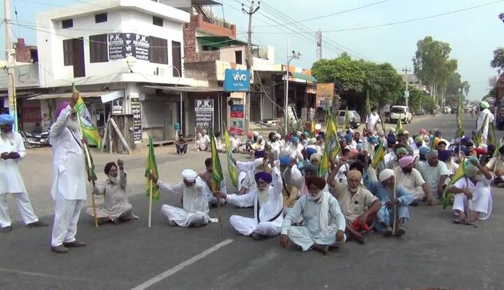 ਪ੍ਰਦਰਸ਼ਨਕਾਰੀਆਂ ਨੇ ਦੱਸਿਆ ਕਿ ਕੇਂਦਰ ਸਰਕਾਰ ਵੱਲੋਂ ਧਾਰਾ 370 ਤੇ 35A ਨੂੰ ਹਟਾਏ ਜਾਣ ਦੇ ਵਿਰੋਧ ਵਿੱਚ ਉਹ ਪ੍ਰਦਰਸ਼ਨ ਕਰ ਰਹੇ ਹਨ।