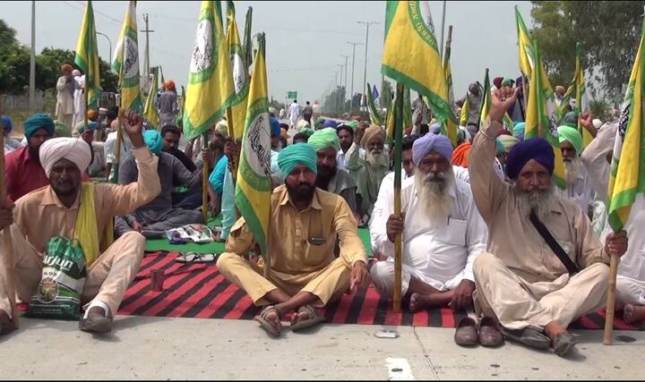 ਪੁਲਿਸ ਪ੍ਰਸ਼ਾਸਨ ਨੇ ਕਿਹਾ ਕਿ ਮੁਹਾਲੀ ਤੇ ਚੰਡੀਗੜ੍ਹ ਵਿੱਚ ਧਾਰਾ 143 ਲੱਗੀ ਹੋਈ ਹੈ ਜਿਸ ਦੇ ਚੱਲਦਿਆਂ ਕਿਸਾਨਾਂ ਨੂੰ ਅੱਗੇ ਜਾਣ ਤੋਂ ਰੋਕਿਆ ਗਿਆ ਹੈ