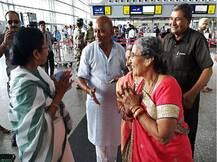 ਮੋਦੀ ਦੀ ਪਤਨੀ ਨੂੰ ਵੇਖ ਭੱਜੀ ਮਮਤਾ, ਗਿਫਟ ਕੀਤੀ ਸਾੜੀ