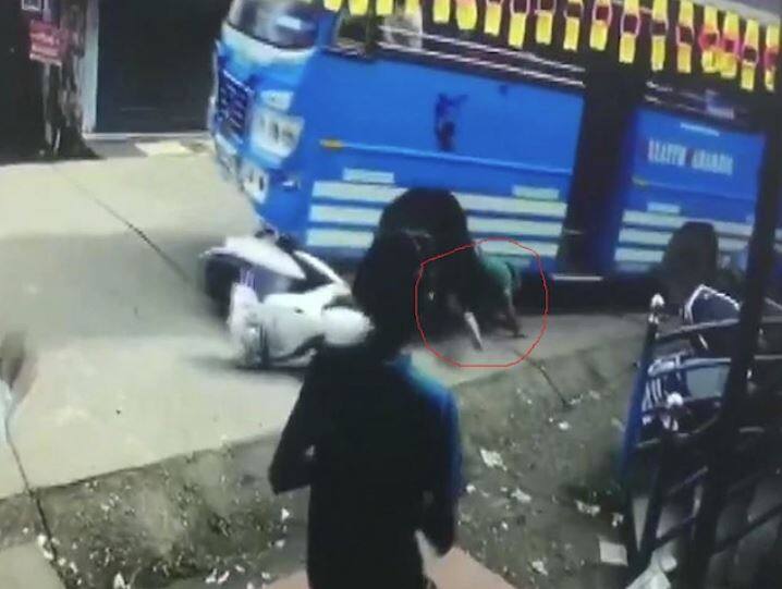 viral-video-kerala-man-has-narrow-escape-after-bus-hits-him ਜਾ ਕੋ ਰਾਖੇ ਸਾਈਆਂ...ਮੌਤ ਦੇ ਮੂੰਹ 'ਚੋਂ ਇੰਝ ਬਚਿਆ ਬੰਦਾ, ਵੀਡੀਓ ਵੇਖ ਉੱਡ ਜਾਣਗੇ ਹੋਸ਼