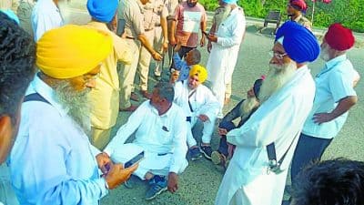 no entry for punjabi in jammu kashmir ਪੰਜਾਬੀਆਂ ਨੂੰ ਕਸ਼ਮੀਰ ਜਾਣ ਤੋਂ ਵਰਜਿਆ, ਸਰਹੱਦ ਤੋਂ ਵਾਪਸ ਮੋੜਿਆ